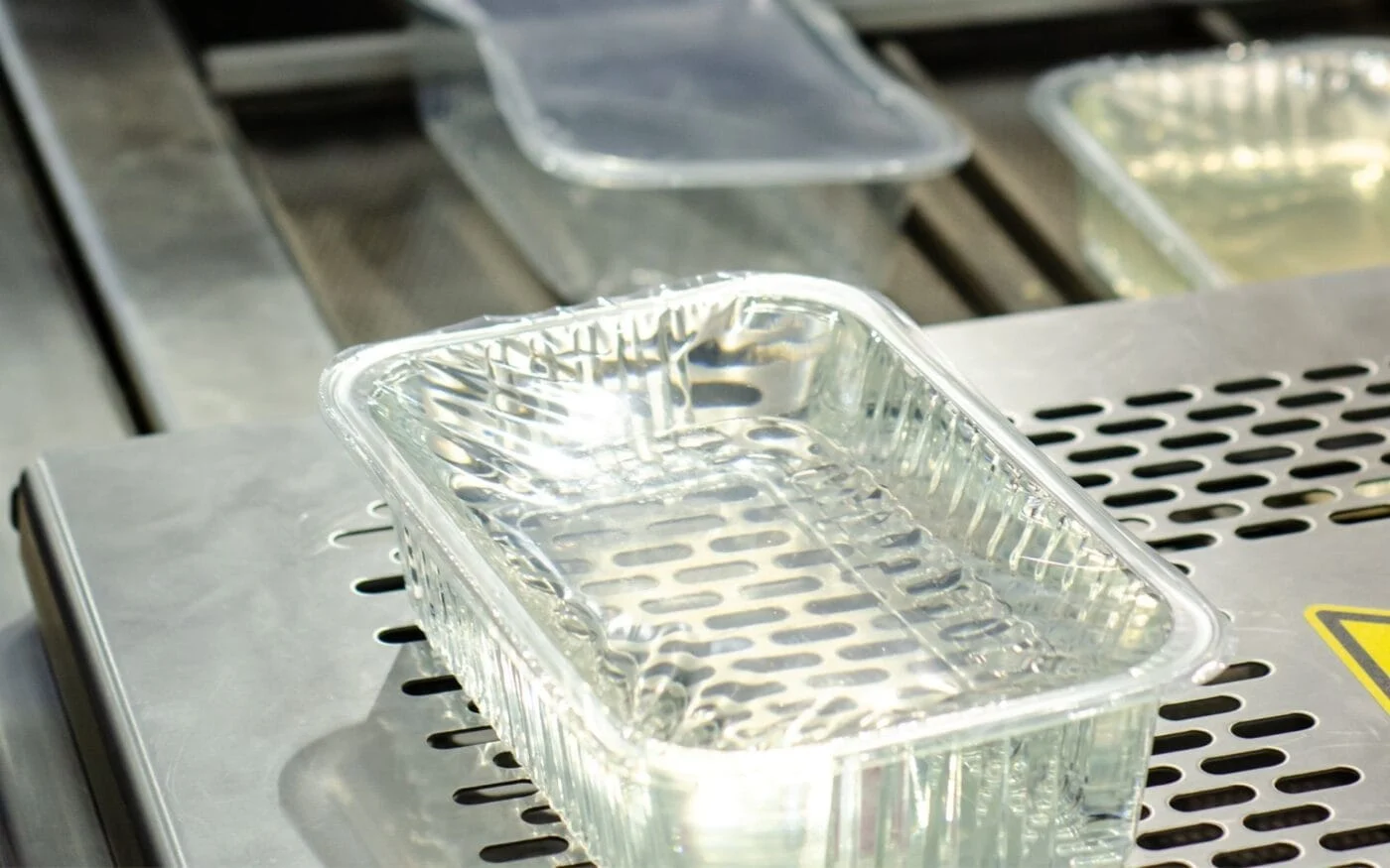 hebel Automatic packaging machine for producing packs from a roll of heat sealable